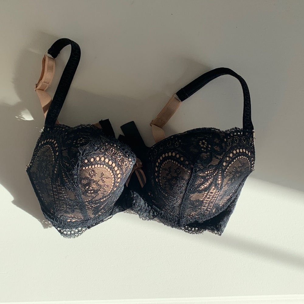 Le Mystere Lace Lined Luxury Bra 32E Bra - Used Like New Condition